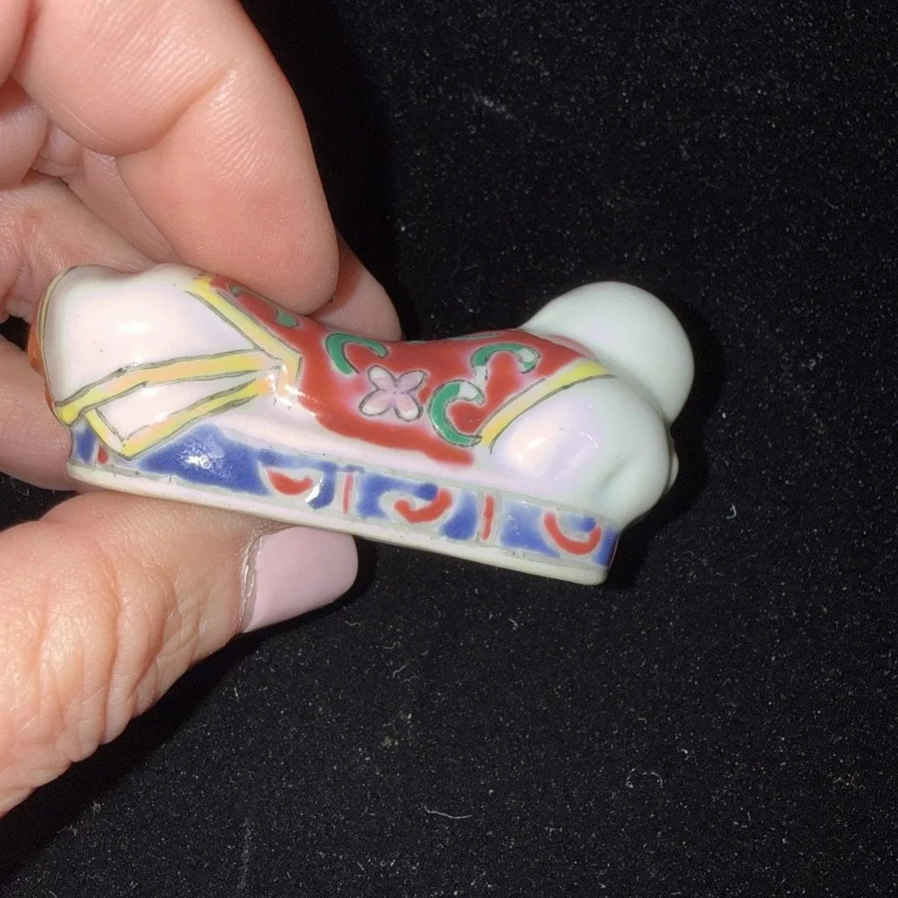 Vintage Chinese Figural Porcelain Opium Pillow Head Chopstick‎ Resting. 5443